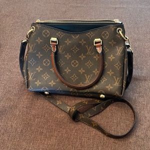 Handbag non authentic Louis Vuitton messenger satchel new with dust bag